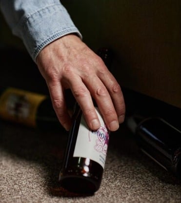 Se viraliza video de periodistas robando vinos y whisky en atentado contra Trump