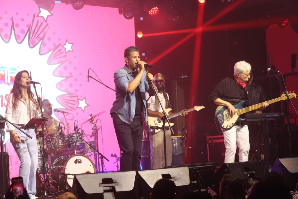 Héctor Aníbal al frente de Transfusión, compartió escenario con Pavel Núñez.