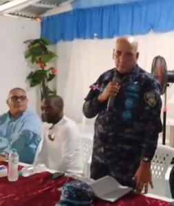 Policía escucha preocupaciones sobre seguridad en Nuevo Amanecer
