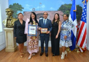 Giannina Azar es distinguida por autoridades de Miami-Dade
