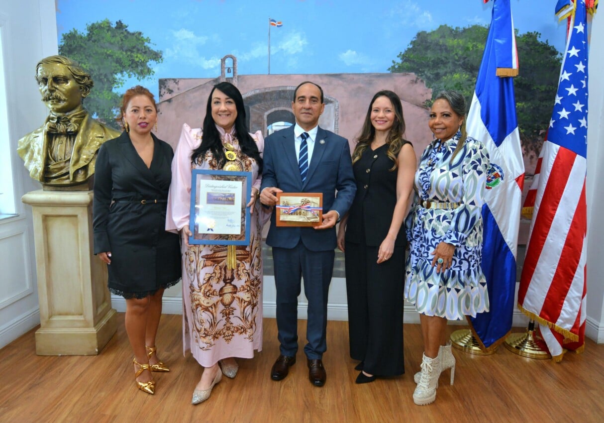 Giannina Azar es distinguida por autoridades de Miami-Dade