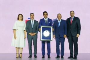 Bancos destacan gestión de Collado en crecimiento turístico y confianza inversionista