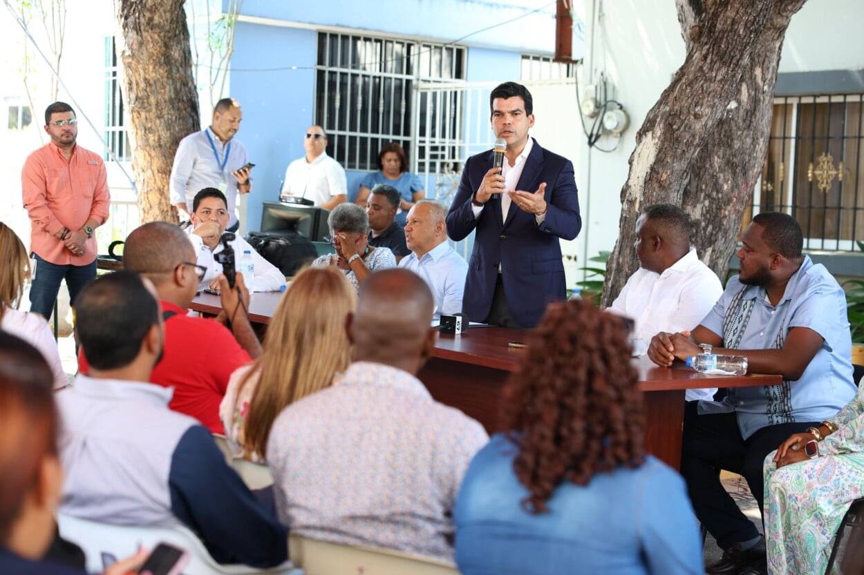 Wellington Arnaud garantiza calidad de vida moradores La Pava en Nizao