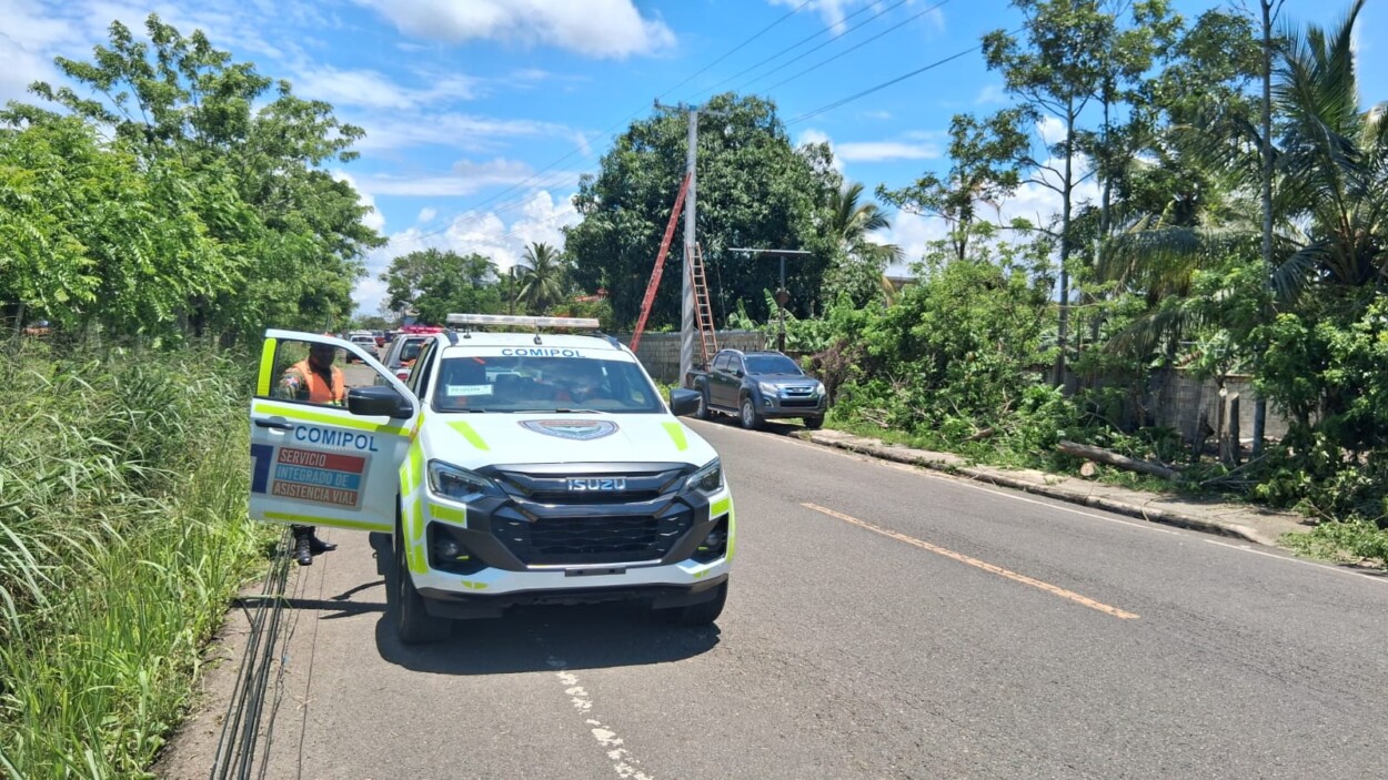 Gobernación inicia asistencia tras ventarrón que afectó varias comunidades de Sánchez Ramírez
