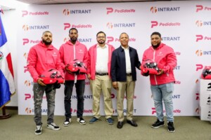 Intrant y PedidosYa sellan alianza y entregan cascos certificados a motociclistas