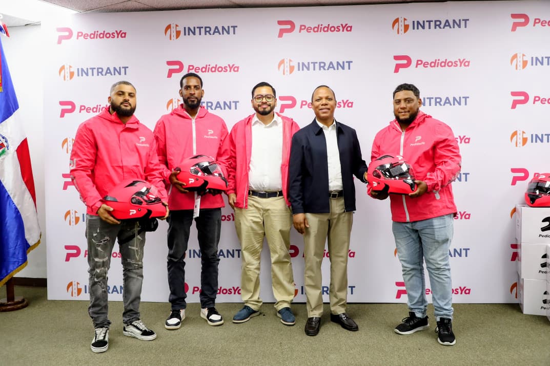 Intrant y PedidosYa sellan alianza y entregan cascos certificados a motociclistas