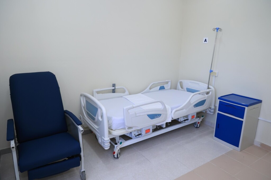 La unidad de salud mental, que implicó una inversión de 2.2 millones de pesos, cuenta con tres habitaciones de internamiento con capacidad para seis camas, área de terapia electroconvulsiva