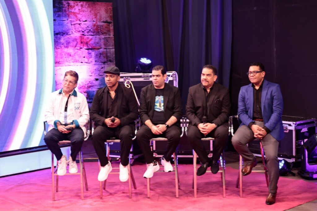 Director general de RTVD, Iván Ruiz junto a parte del elenco del programa "Noche Duerma". / Olga de la Cruz.