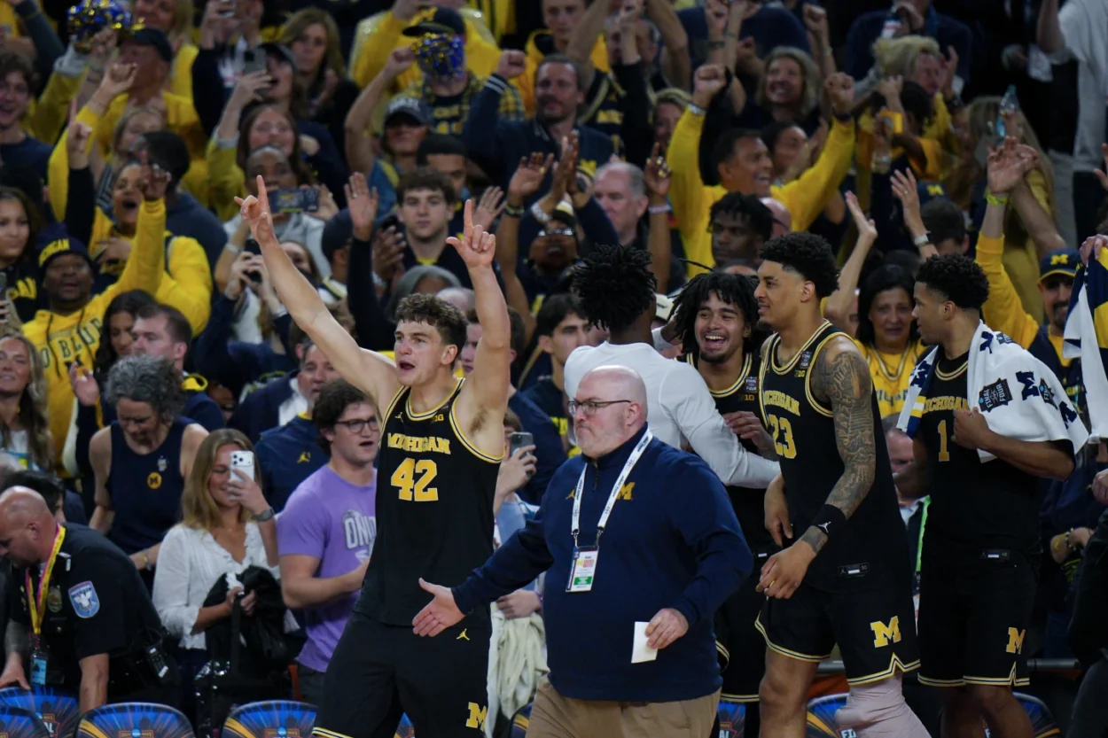 Michigan doblega 91-73 a Arizona y enfrentará a UConn por el título colegial