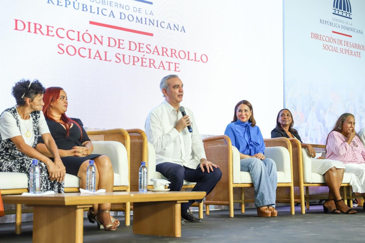 Gobierno reacciona: Abinader defiende programas sociales clave