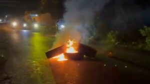 Protestas por apagones paralizan tránsito en  carretera Barahona-Enriquillo