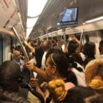 Este martes, el murmullo en los vagones del Metro no era el de los rieles, sino el “ventarrón” del lunes en el Distrito Nacional