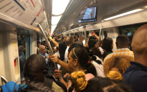 Este martes, el murmullo en los vagones del Metro no era el de los rieles, sino el “ventarrón” del lunes en el Distrito Nacional