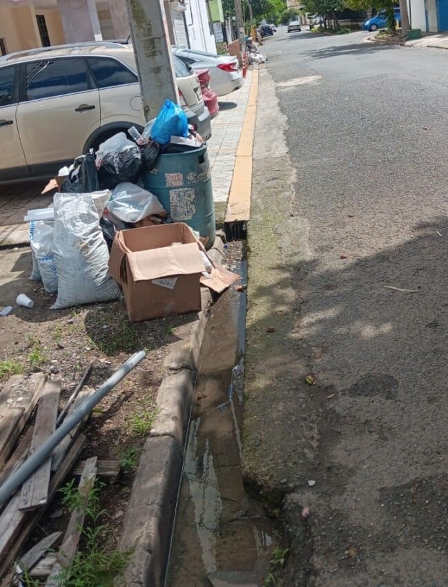 Entorno de la UASD arrabalizado con basura, ocupación de aceras y escasez de agua potable