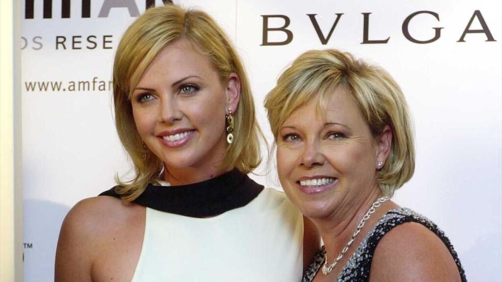 Cuando Charlize tenía 15 años, su madre constantemente la llevaba al cine.