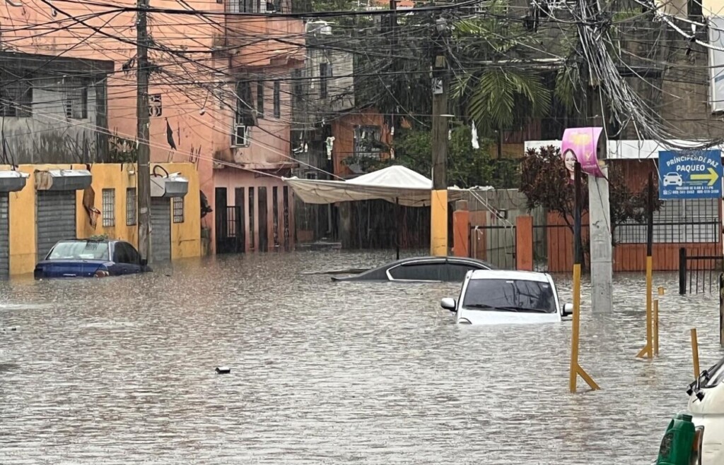Lluvias inundaron varios vehículos en la calle General Domingo Mayor de Ensanche Quisqueya./Foto Jorge González