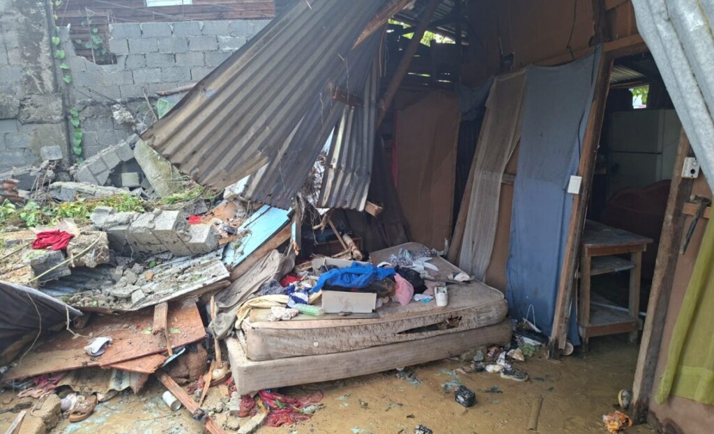 Vivienda en la que, residía la ninña junto a sus padres, a quien, hoy velan con dolor luego de caerle pared encima tras lluvias de la madruga de este miércoles.