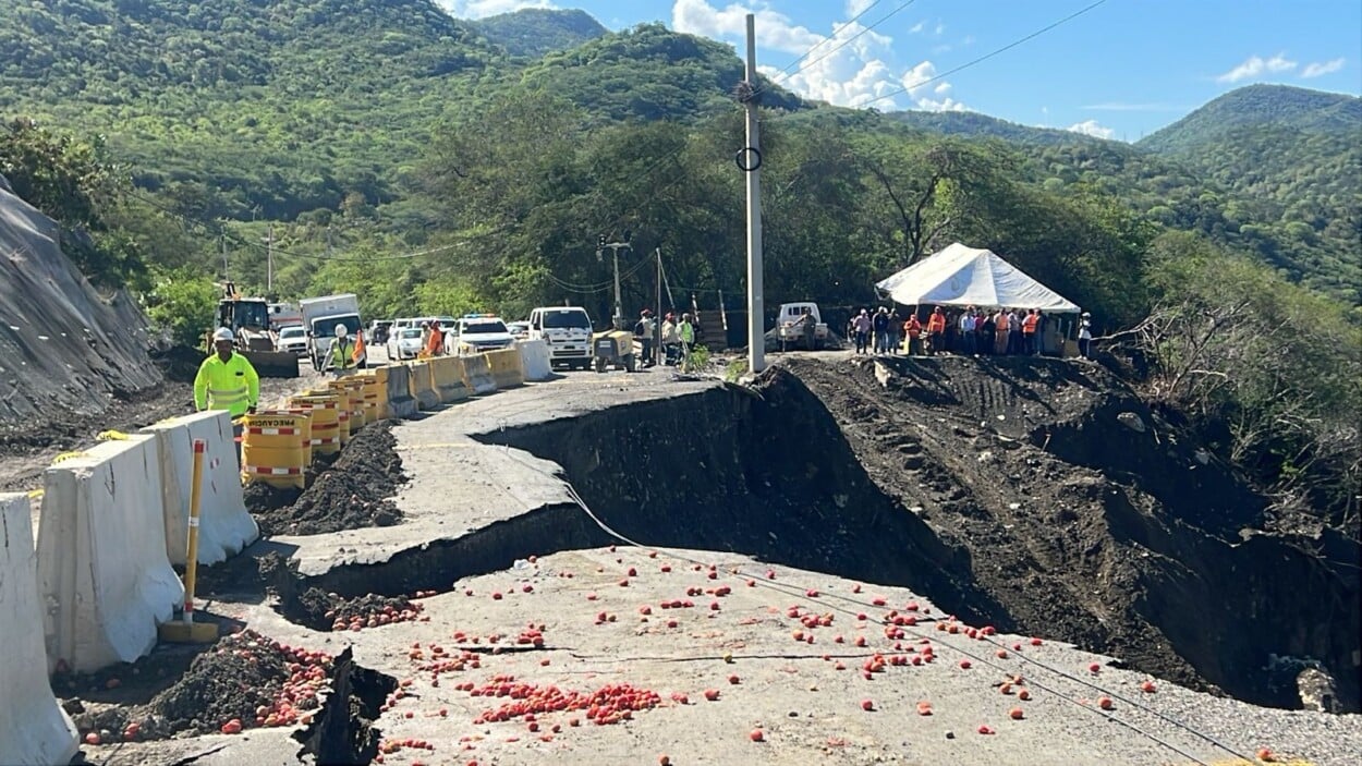 DIGESETT informa: Paso restringido hacia San José de Ocoa por derrumbe.