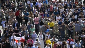 Papa León XIV advierte sobre las noticias falsas y llama a invocar la paz en Pascua