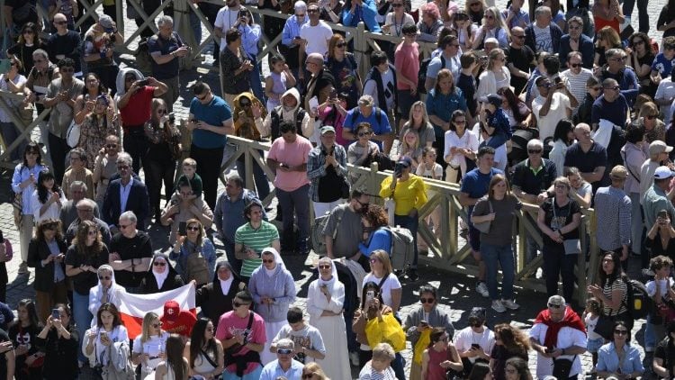 Papa León XIV advierte sobre las noticias falsas y llama a invocar la paz en Pascua