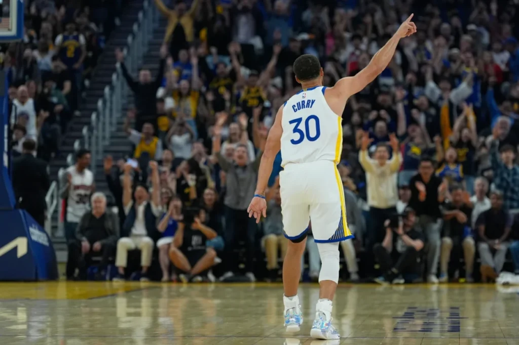 Stephen Curry regresa a la duela con los Warriors