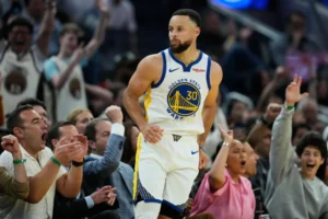 Stephen Curry regresa en busca de salvar a los Warriors