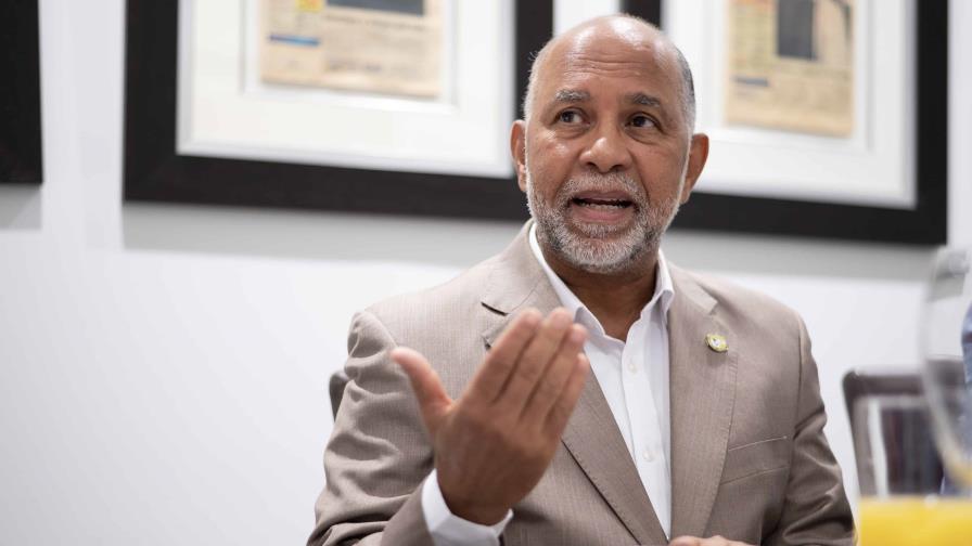 Maestros públicos sin celulares, carteras y relojes inteligentes a examen de evaluación de desempeño