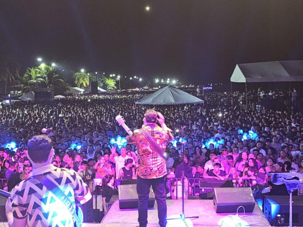 El Chaval de la Bachata convirtió la devoción en un coro multitudinario.