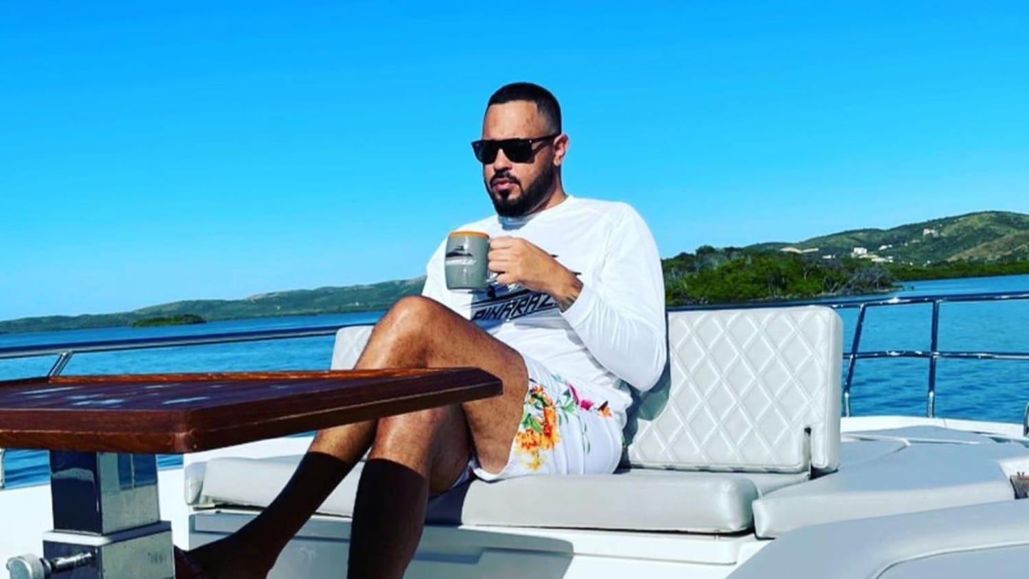 Demandan por US$1 millón a Raphy Pina; mujer afirma haber perdido un dedo en su yate