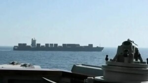 ¡Se agrava el conflicto! Irán ataca tres buques en Ormuz