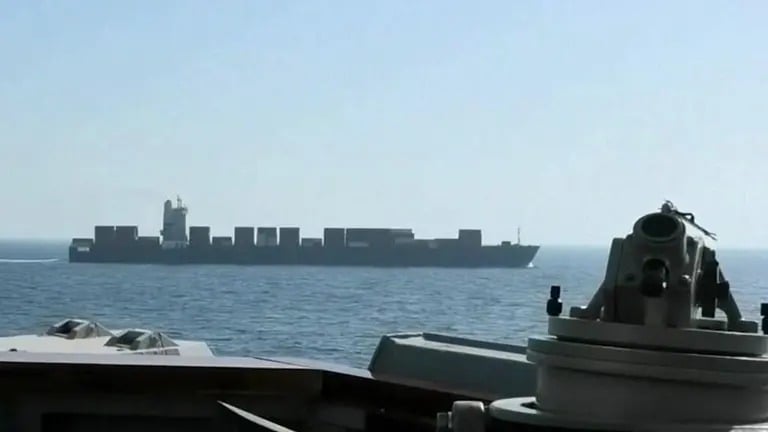 ¡Se agrava el conflicto! Irán ataca tres buques en Ormuz