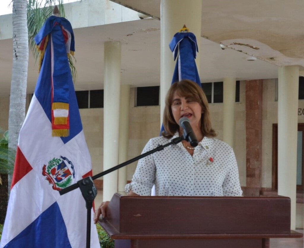 La vicerrectora de Extensión de la UASD, Rosalía Sosa, habla durante el acto