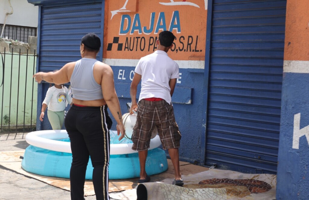 Padres llenan una piscina para su hija este Viernes Santos en la capital./Foto y videos Guillermo Burgos