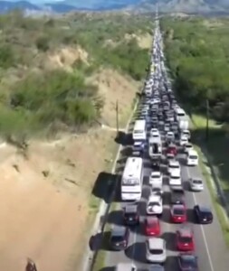 Cientos de vehículos provocan taponamientos en carreteras del Sur por Semana Santa