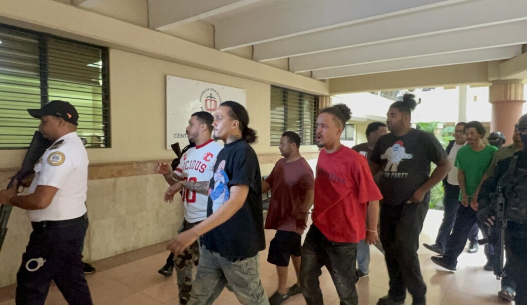 Los motoconchistas acusado de la muerte del chofer Daivy Carlos Abreu Quezada cuando eran trasladado al tribunal. El juez aplazó la medida de coerción para el lunes 27 de mayo.