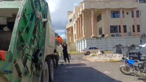 Muere chofer de camión recolector tras ser apuñalado por motoristas en Santiago