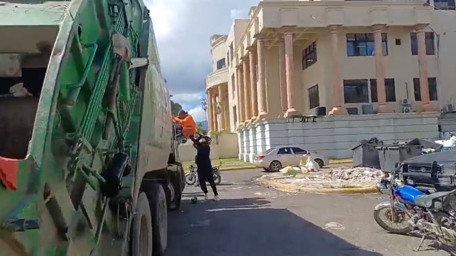 Muere chofer de camión recolector tras ser apuñalado por motoristas en Santiago