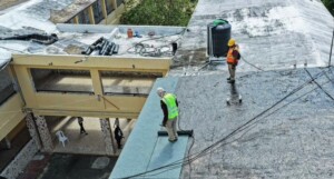 Preparativos del año escolar 2026-2027 incluyen reparación de techos de 600 escuelas