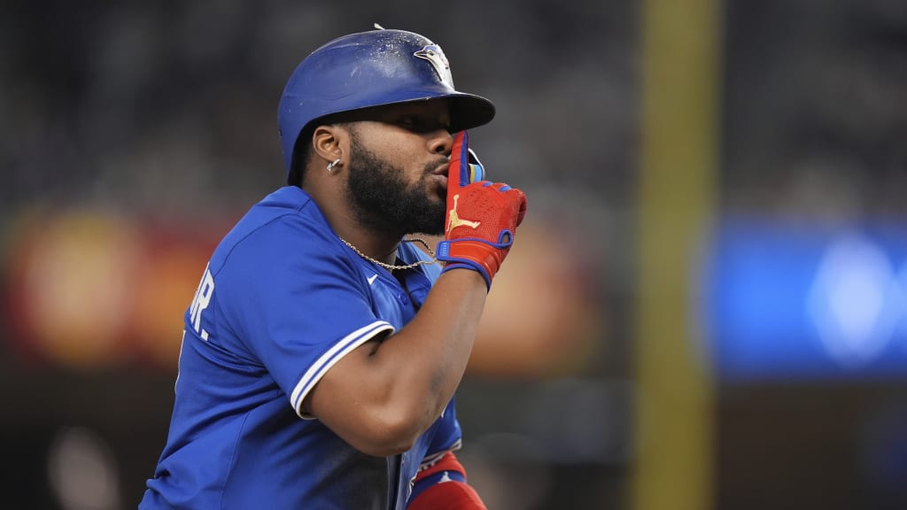 No hubo necesidad de que el jardinero diera un paso; desde que el bate hizo contacto, todos en el estadio sabían que esa bola no regresaba.