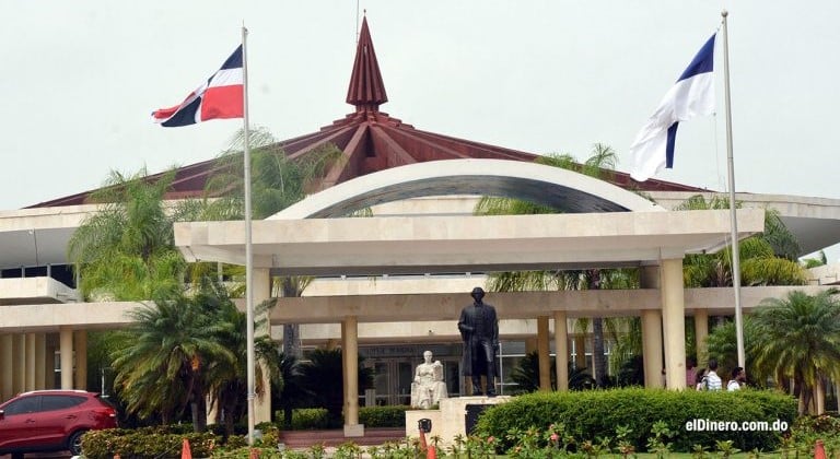 Suspenden labores en la UASD por varias horas