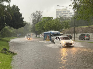Lluvias sorprenden a la capital: El fantasma de noviembre del 2022 y 2023 revive en hora pico