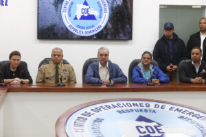 Abinader supervisa labores del COE y garantiza asistencia a familias vulnerables