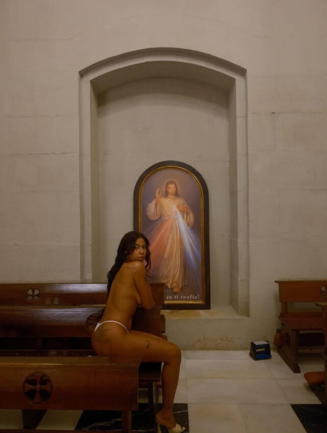 Tokischa vuelve a sacudir a la iglesia: Del desnudo en La Vega a la profanación en España