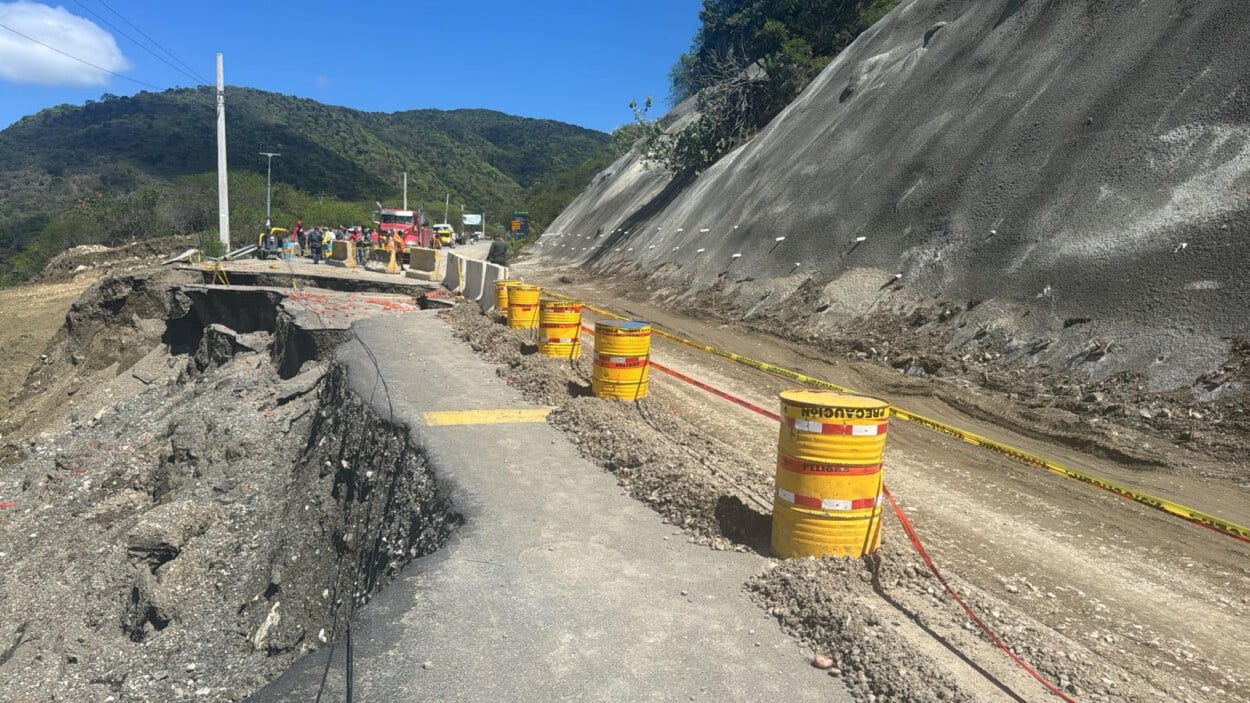 MOPC cierre totalmente tránsito en la carretera de Ocoa por derrumbe; pide utilizar vía alternativas