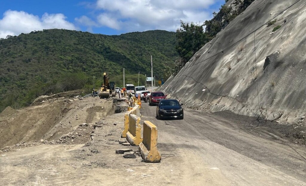 Vehiculos pasan por el tramo en reparación tras el derrumbe en la carretera que comunica a San José Ocoa./Foto Jorge González