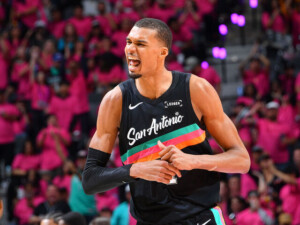 Wembanyama debuta con gran actuación en playoffs en triunfo de Spurs