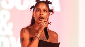 ¡Otra vez! Tokischa muestra los senos en video de “Perreo llorando”