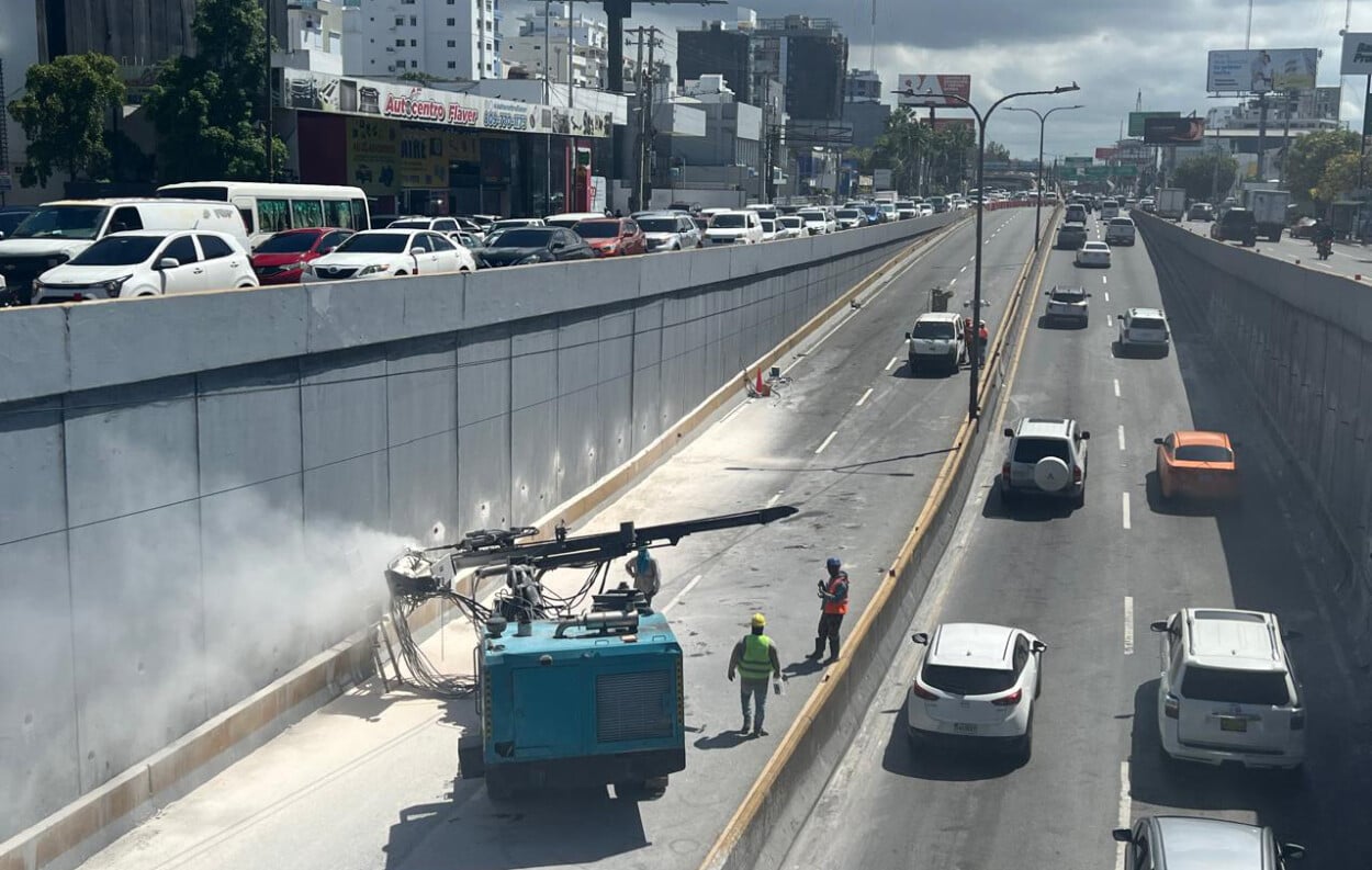 Transito: Entre el caos y la fluidez por cierre paso a desnivel en Tiradentes con 27 de Febrero por trabajos MOPC