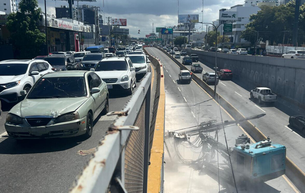A pesar de las dificultades habituales que provoca este tipo de cierres en una vía clave, el tránsito mostró signos de mejor organización gracias a la implementación de un protocolo especial de manejo vehicular.. Jorge González