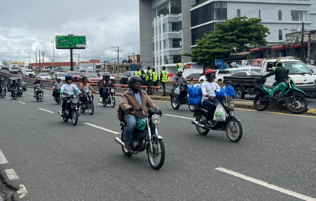 Un grupo de agentes de la Digesett esperan a que algún motorista viole la ley para imponerle una multa por transitar por el elevado de la John F. Kennedy y Ortega y Gasset. / Foto Jorge González